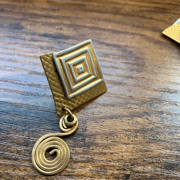 Diamond shaped Gold tone clip ons - Picture 2 of 3